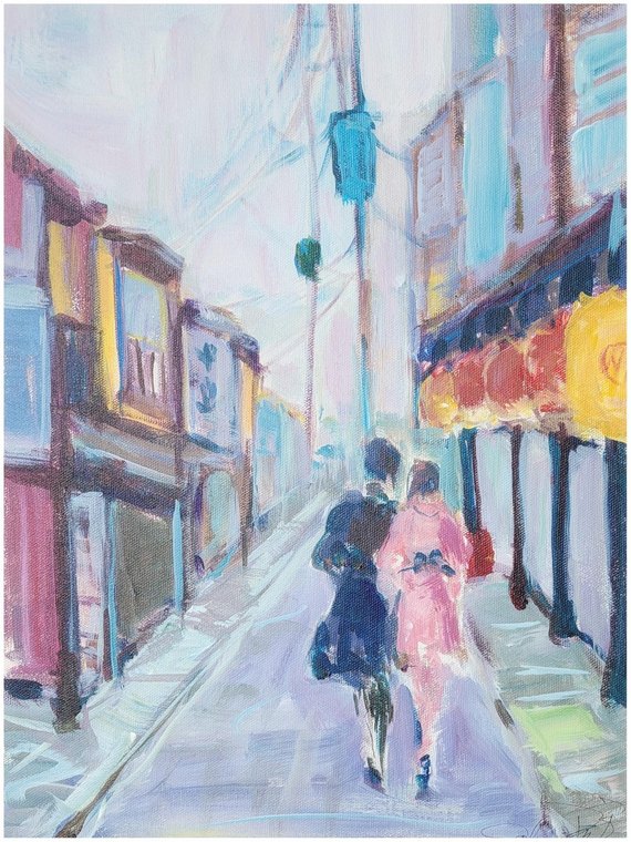 Scène urbaine lumineuse montrant deux personnes marchant dans une rue.